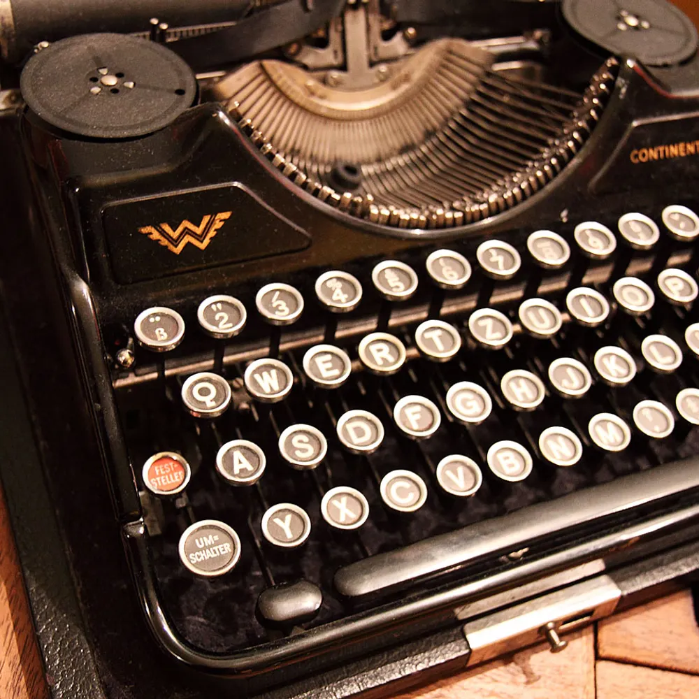 typistinneon.bsky.social's profile picture