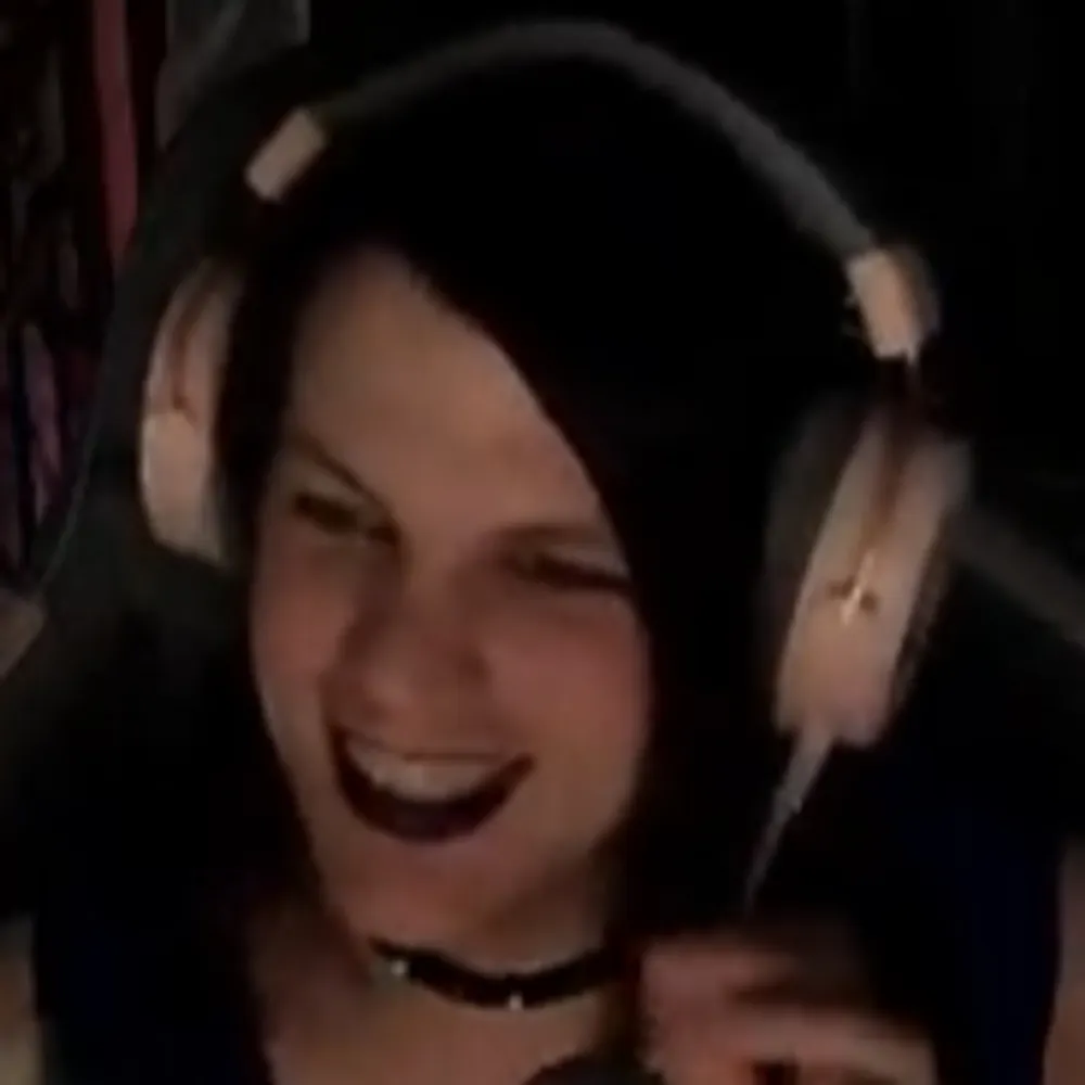 foxidelegance.bsky.social's profile picture