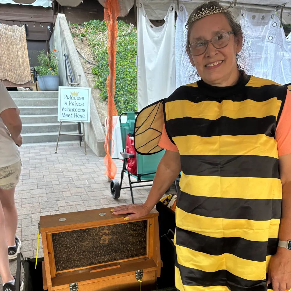 shekeepsbees.bsky.social's profile picture