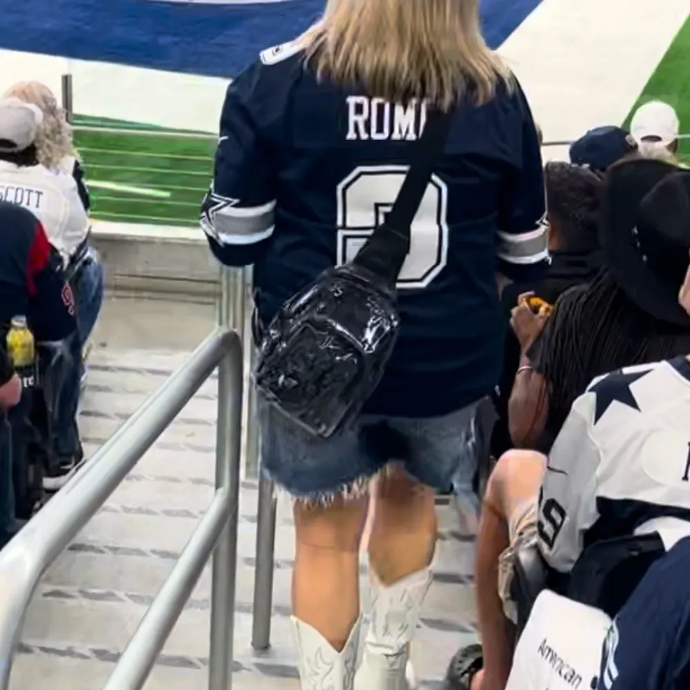 carriereads.bsky.social's profile picture