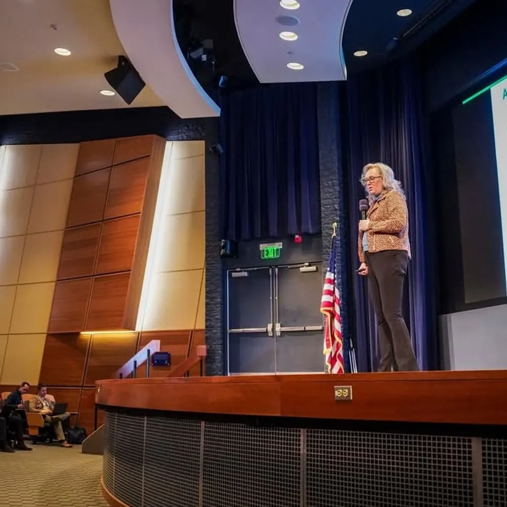 queenofthinair.bsky.social's profile picture