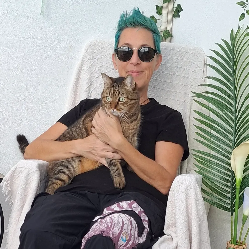 themadcatlady.com's profile picture